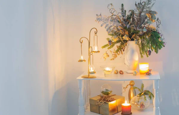 Joulukoristeet Palavilla Kynttilöillä Valkoisella Taustalla Illalla — kuvapankkivalokuva
