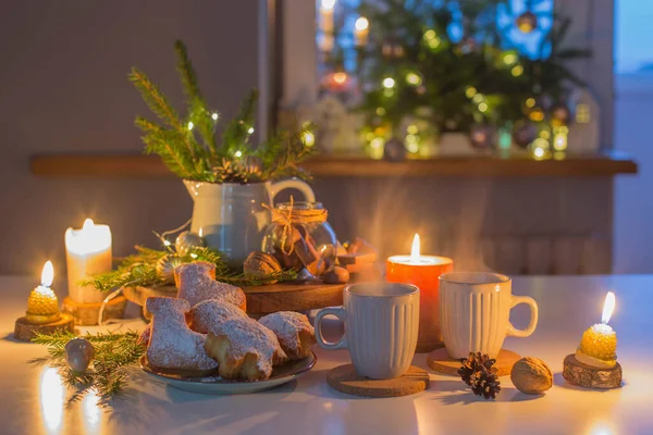 クリスマスの装飾が施されたキッチンで手作りのクリスマス焼き菓子付きのお茶2杯 — ストック写真