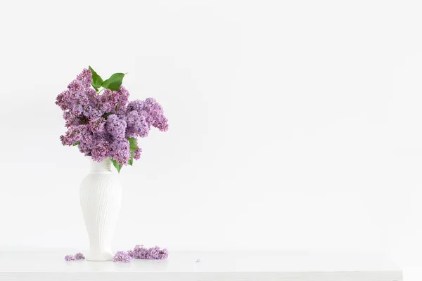 Beyaz Vazodaki Leylak Çiçekleri Arka Plan Beyaz Duvarda — Stok fotoğraf