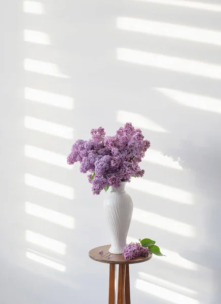 Kwiaty Lilii Białym Wazonie Tle Białej Ściany — Zdjęcie stockowe