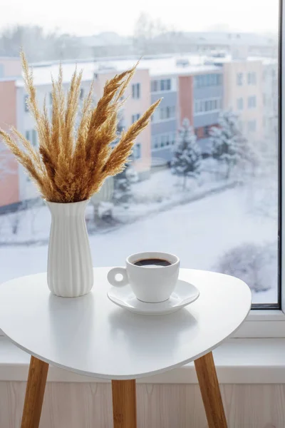Xícara Café Mesa Branca Por Janela Inverno — Fotografia de Stock