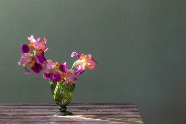 Irises Beautiful Glass Vase Green Wall — Stock Photo, Image