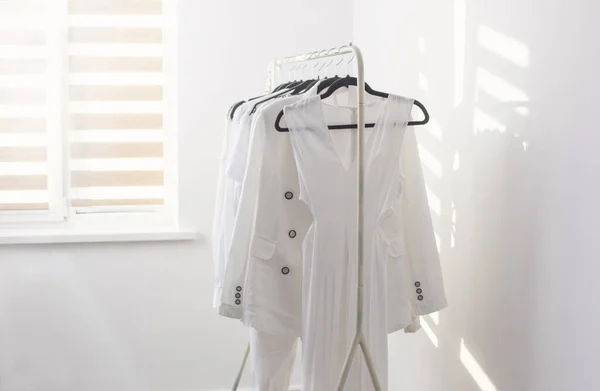 女性白色胶囊夏季衣柜在白色房间里 — 图库照片
