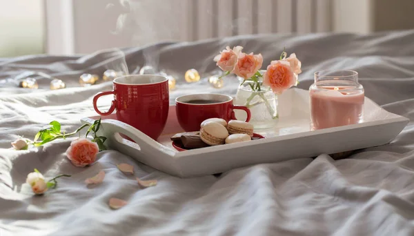 Twee Rode Kopjes Koffie Bloemen Bed — Stockfoto