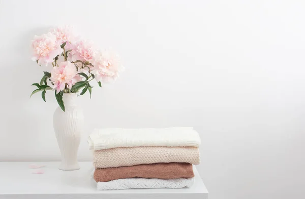 白い部屋の花瓶や女性用の服にピンクの牡丹 — ストック写真