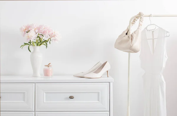 Λευκή Συρταριέρα Ρούχα Και Λουλούδια Λευκό Δωμάτιο — Φωτογραφία Αρχείου