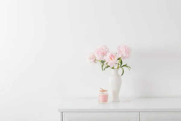 Roze Pioenrozen Keramische Witte Vaas Wit Interieur — Stockfoto