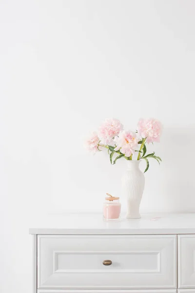 Roze Pioenrozen Keramische Witte Vaas Wit Interieur — Stockfoto