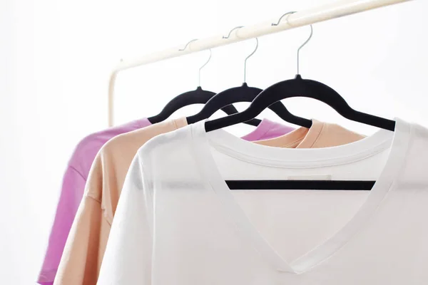 Camisetas Mujer Percha Sobre Fondo Blanco — Foto de Stock