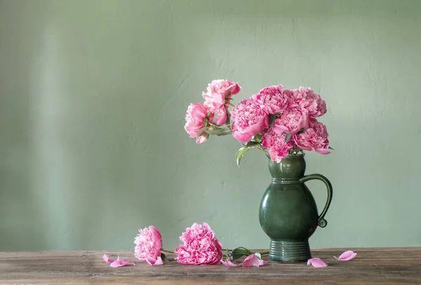 Рожеві Півонії Керамічному Глечику Зеленому Фоні — стокове фото