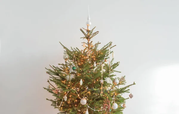 白い部屋の装飾や照明付きクリスマスツリー — ストック写真
