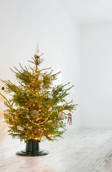 Vánoční Stromek Výzdobou Světly Bílém Pokoji — Stock fotografie