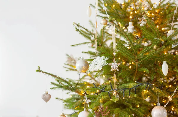 Árvore Natal Com Decoração Perto — Fotografia de Stock
