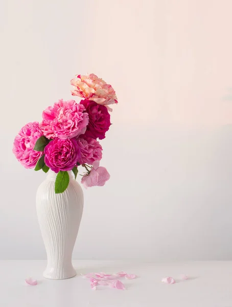 Ροζ Τριαντάφυλλα Λευκό Βάζο Στο Τραπέζι Στο Φόντο Λευκό Τοίχο — Φωτογραφία Αρχείου