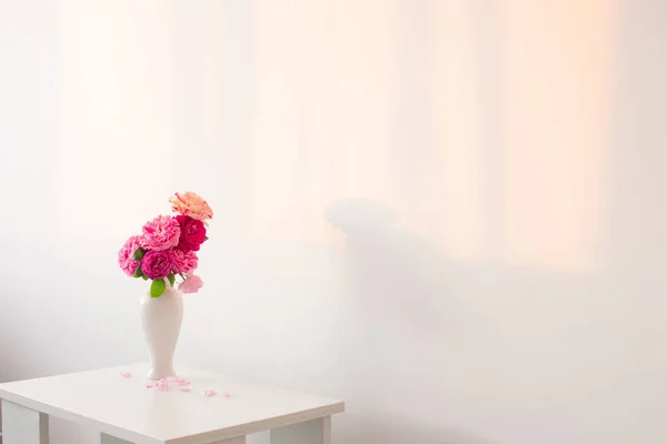 Roze Rozen Witte Vaas Tafel Achtergrond Witte Muur — Stockfoto
