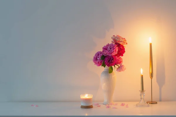 Rosa Rosen Der Vase Und Brennende Kerze Auf Weißem Hintergrund — Stockfoto