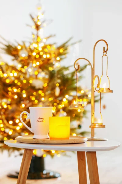 Taza Con Bebida Caliente Árbol Navidad Fondo — Foto de Stock