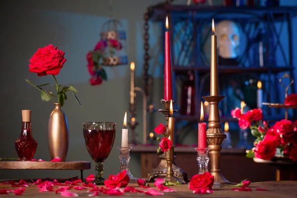 Potion Magique Aux Roses Rouges Aux Bougies Allumées Dans Chambre — Photo