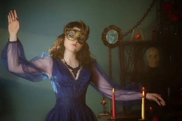Junge Schöne Frau Goldener Maske Und Blauem Vintage Kleid Dunklen — Stockfoto