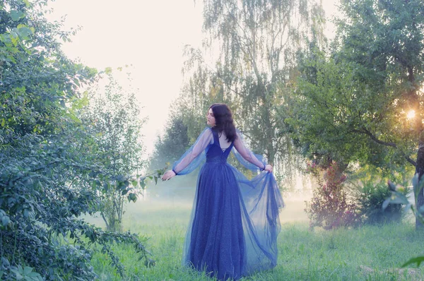 Mladá Krásná Žena Modrém Vinobraní Šaty Magickém Lese — Stock fotografie