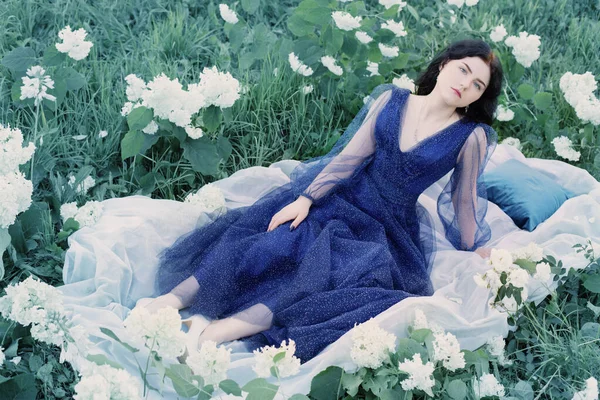 Νεαρή Όμορφη Γυναίκα Μπλε Φόρεμα Γρασίδι Λευκά Λουλούδια — Φωτογραφία Αρχείου