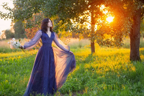 Молодая Красивая Женщина Синем Винтажном Платье Белыми Цветами Закате — стоковое фото