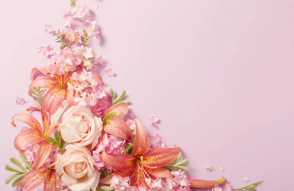 Красиві Літні Квіти Кольоровому Паперовому Фоні — стокове фото