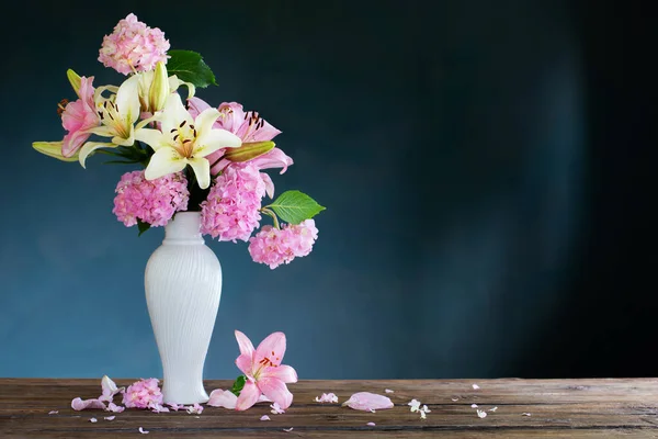 Flores Verão Vaso Vintage Branco Fundo Escuro — Fotografia de Stock