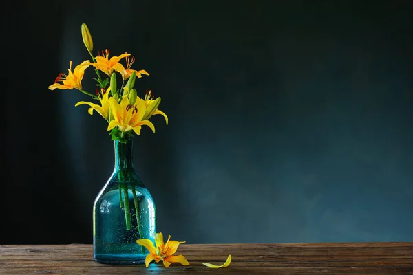 Gele Lelies Glazen Vaas Donkere Achtergrond — Stockfoto