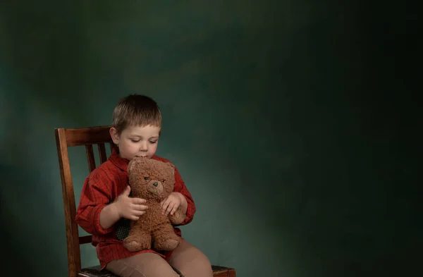 Portret Van Triest Jongetje Met Teddybeer Groene Achtergrond — Stockfoto