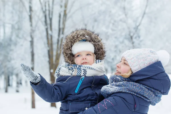 冬の公園で幸せなお母さんと小さな息子 — ストック写真