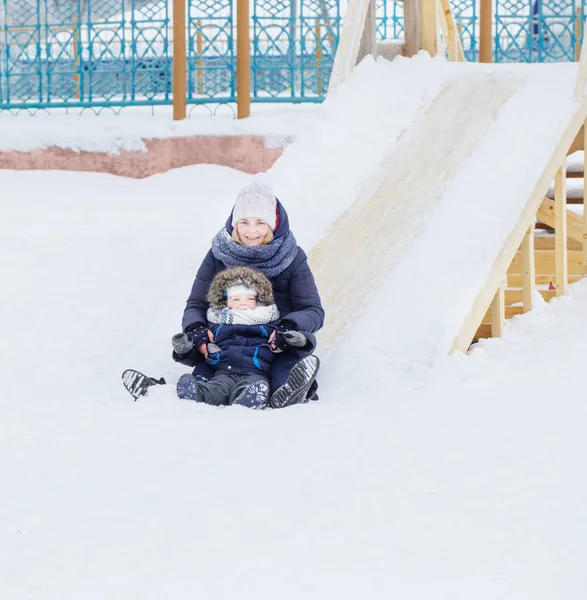 Mãe Criança Parque Infantil Inverno — Fotografia de Stock