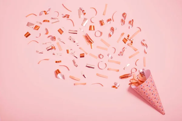 Sombrero Cumpleaños Con Confeti Sobre Fondo Rosa — Foto de Stock