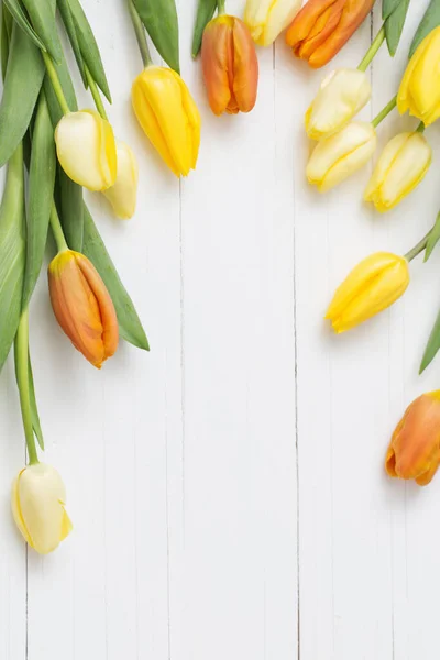 Tulipanes Amarillos Sobre Fondo Madera —  Fotos de Stock