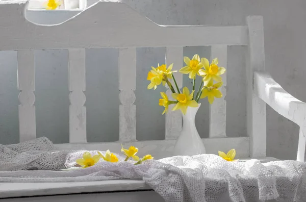 ビンテージ インテリアの黄色い春の花 — ストック写真