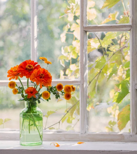 在窗台上的绿色玻璃花瓶橙 Flowes — 图库照片