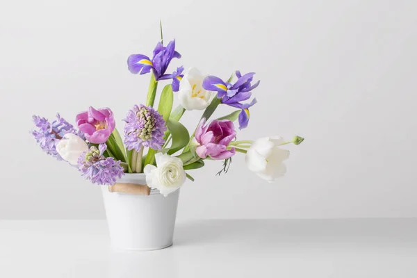 Весенние Цветы Ведре Белом Фоне — стоковое фото