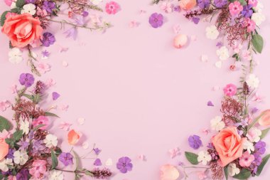 Renkli kağıtta yaz çiçeklerinin deseni