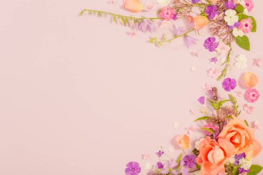 Renkli kağıtta yaz çiçeklerinin deseni