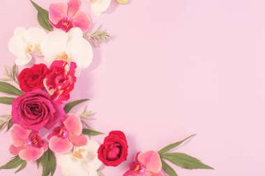 Renkli kağıtta yaz çiçeklerinin deseni