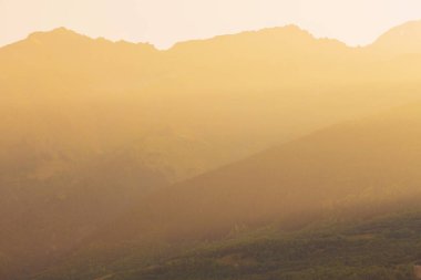 Sabah dağlarda ve güneş ışığında