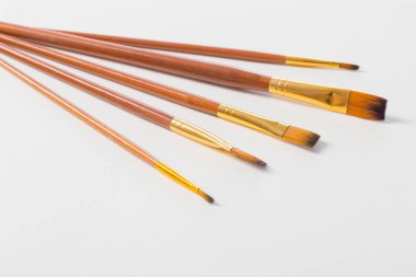 beyaz arkaplanda kahverengi boya fırçası