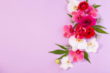 Renkli kağıtta yaz çiçeklerinin deseni