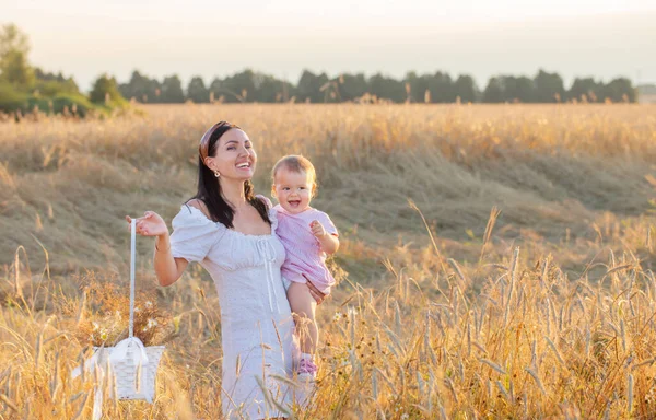 Lycklig Kvinna Med Liten Dotter Sommarfältet Vid Solnedgången — Stockfoto
