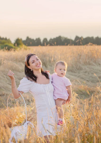 Happy Woman Little Daughter Summer Field Sunset — Stock Photo, Image