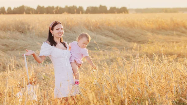 Lycklig Kvinna Med Liten Dotter Sommarfältet Vid Solnedgången — Stockfoto