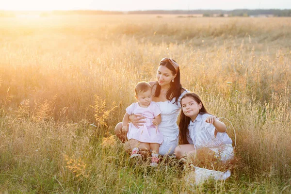 Boldog Anya Két Kislányával Nyári Pályán Naplementekor — Stock Fotó