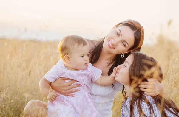 Maman Heureuse Avec Deux Petites Filles Sur Champ Été Coucher — Photo