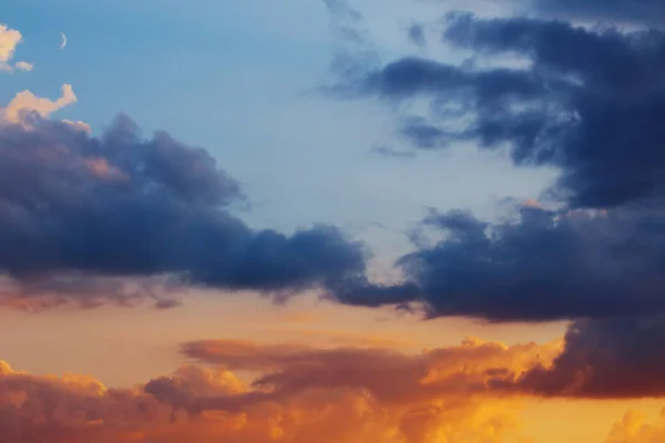 Lua Crescente Céu Azul Por Sol — Fotografia de Stock