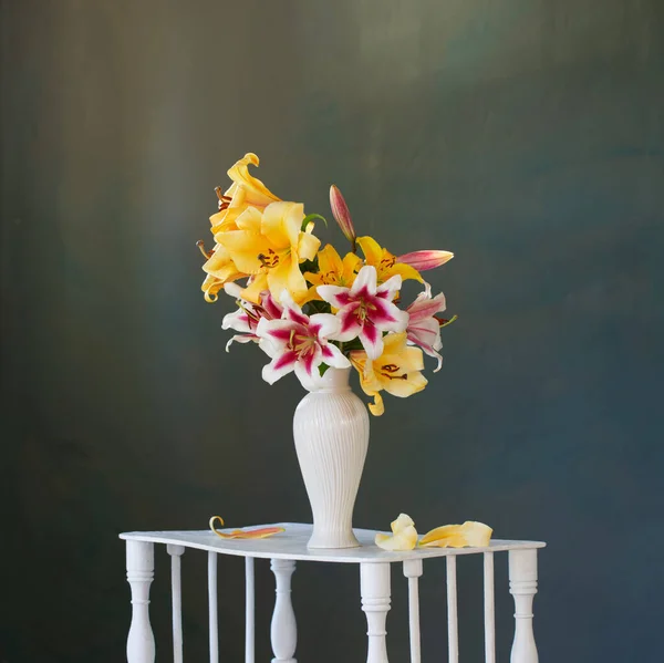Lillies Vaso Bianco Fondo Blu — Foto Stock